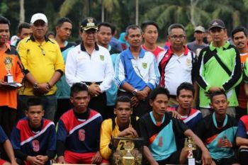 Bupati Serahkan Hadiah Kepada Pemenang Lomba HUT RI