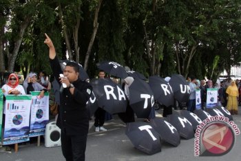 Tuntut Lanjutkan Moratorium Tambang