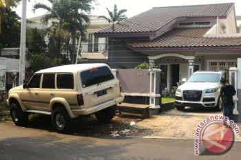 Pesulap Limbad sambangi Rumah Gatot Brajamusti