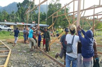 Koramil 1701-22/Muara Tami bantu bangun lapak sementara