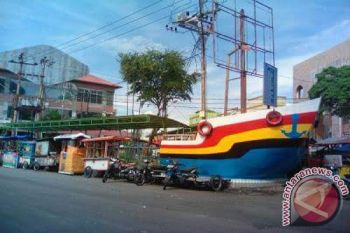 Menikmati Hidangan di Taman Kuliner Kota Padang