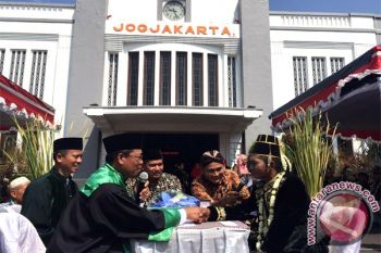Tujuh pasangan menikah bareng di Stasiun Tugu