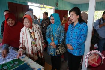 Masyarakat Antusias Sambut Kehadiran Ketua TP PKK Pusat--Rita Harapkan Karakter Bangsa Terbentuk Dari Keluarga