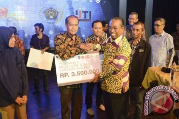 12 Jurnalis Raih Juara Lomba NTB "Writing Competition"