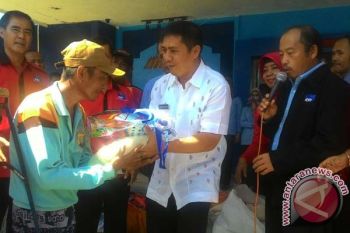 Wawali Makassar berbagi sembako ke tukang becak 
