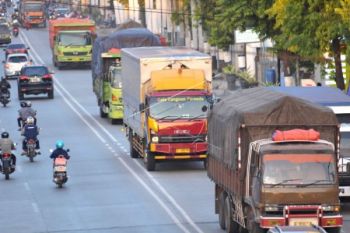 Truk Besar Masih Melintasi Jalur Pantura Kudus