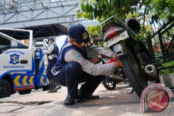 Petugas Tertibkan Kendaraan Diparkir Sembarangan