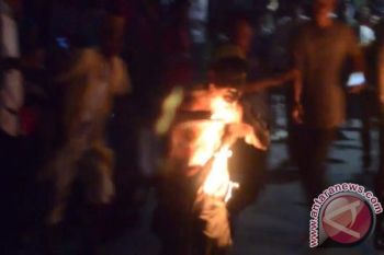 Saat Beratraksi, Satu Peserta Pawai Obor Idul Adha Terbakar