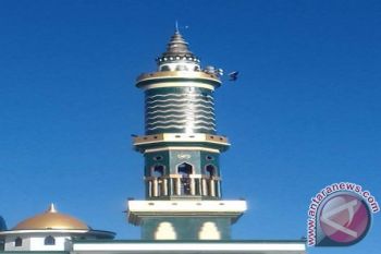 Seorang Pria Tewas Melompat dari Menara Masjid