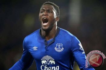 Everton tahan imbang United berkat penalti Baines