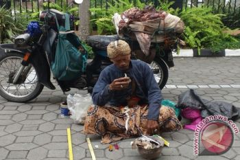 "Abdi Dalem" usung kepala sapi di pengadilan 