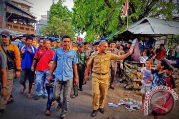 Pedagang di Al-Markaz bongkar sendiri lapaknya 