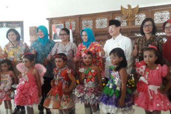Menteri Yohana Canangkan RW Layak Anak di Megalang