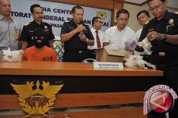 Bea Cukai Tangkap Warga Singapura Terima Narkoba