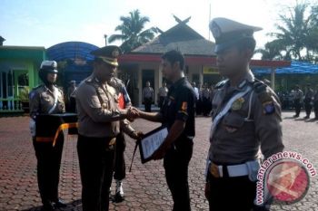 Mantap! Kapolres Barut Beri "Reward" 2 Anggota Polisi 