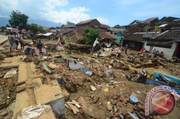 Tim gabungan Sisir Aliran Sungai Cimanuk Cari 11 Korban Banjir Garut