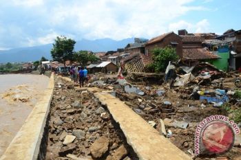 Mensos Tinjau Korban Banjir Garut sekaligus Salurkan Bantuan Logistik