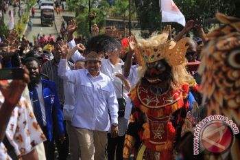 Ratusan warga dampingi Yanni-Zadrak saat mendaftar di KPU Kabupaten Jayapura 