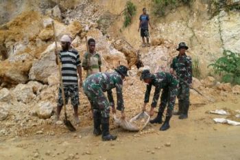 Satgas Pamtas RI-PNG bersihkan longsor di jalan Koya-Abepura 