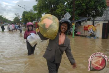 Aktivitas Ekonomi Sampang Lumpuh Akibat Banjir
