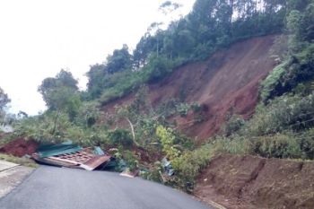 Jalan Utama Banjarnegara-Pekalongan Tertimbun Longsor