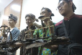 Pemuda Desa Olah Sampah Kayu Jadi Kerajinan Unik 