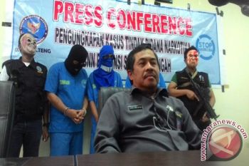 Warga Malaysia buang narkoba di jalan raya