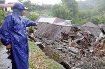 Dua Rumah di Semarang Tertimpa Talut Longsor