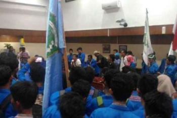 Tak Dijumpai Satupun Legislator, Mahasiswa Duduki Komisi A DPRD Riau