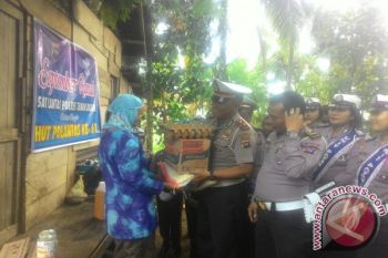 Nenek Nur Terima Sembako Pada HUT Polantas ke-61