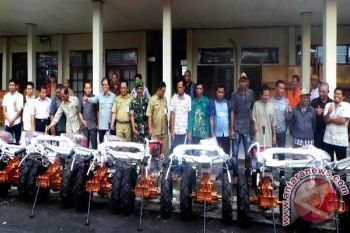 Lagi, Anggota DPR Ini Bagikan Alsintan Untuk Para Petani Kotim 