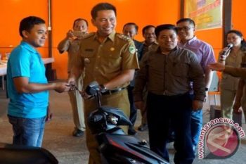 Bupati Nadalsyah Serahkan Bonus Atlet PON Berupa Sepeda Motor, Selamat!