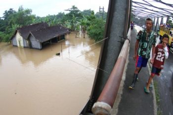 Wagub Serahkan Bantuan Bagi Korban Banjir Klaten