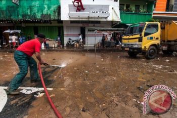 Bersihkan Sisa Lumpur Banjir, Solo Kerahkan Mobil Damkar