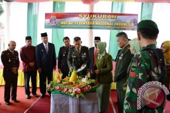 HUT TNI ke-71, Prajurit Berjuang Bersama Rakyat