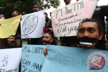 Jurnalis Protes Tindak Kekerasan Oleh TNI