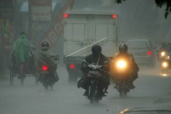 Hujan, Bahaya Gunakan Ponsel 