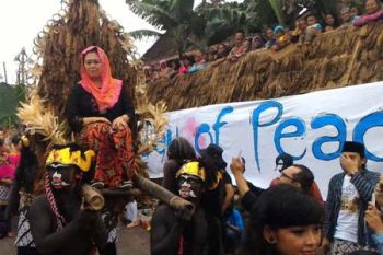 Ratusan Seniman Petani Kirab "Centhini Gunung"