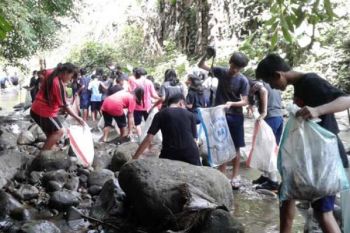 Pelajar Bersihkan Sungai Lamat dari Sampah