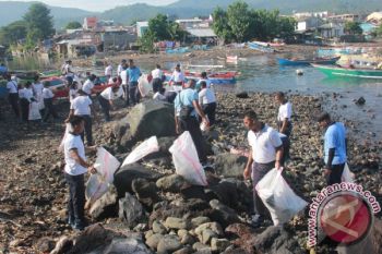 Ratusan TNI bersama masyarakat bersihkan Pantai Manado 