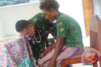Prajurit Yonif Mekanis 516/CY obati penderita kaki gajah di perbatasan 