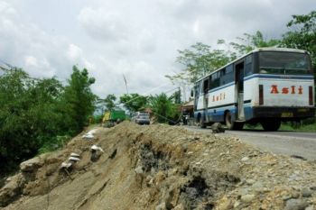Antisipasi Banjir dan Longsor, Polres Cilacap Siaga di Jalur Alternatif 