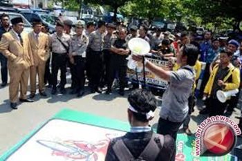 Aliansi Sulewana Menggugat Hearing Dengan Poso Energi 