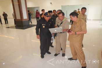 Tinjau Proyek gedung Serbaguna Sidoarjo
