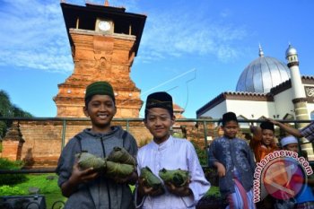 Tradisi Membagi Nasi Jangkrik