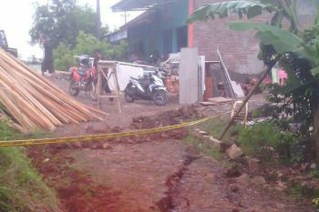 Bupati Minta Korban Bencana Tanah Bergerak Direlokasi 