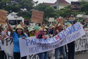 Warga Tolak Pembatalan Pabrik Semen Rembang