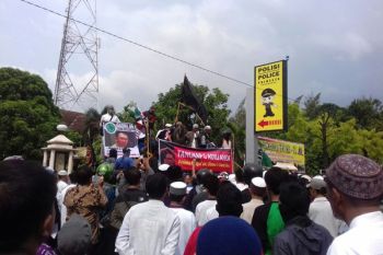 Umat Muslim Solo Geruduk Mapolresta Surakarta