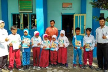 Lazismu Mungkid Bantu Peralatan Sekolah Anak Yatim