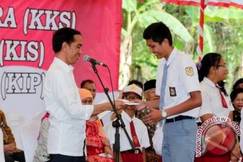 Presiden Serahkan Makanan Tambahan di Sentani, Papua